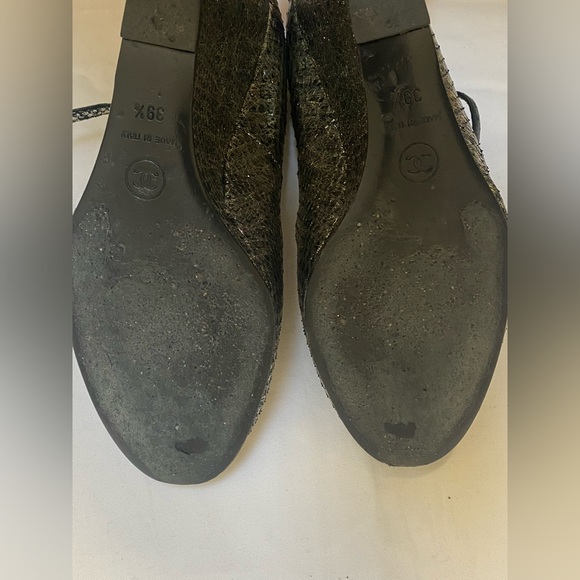 Vintage CHANEL maryjane wedges. In metallic silver exotic python Jeweled CC logo - Picture 9 of 12